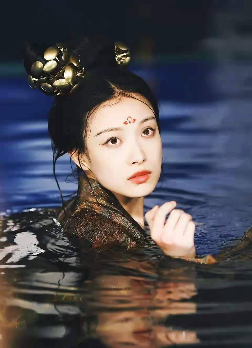 巅峰|倪妮迎来33岁生日,被嘲出道即巅峰的她,如今电影电视两开花