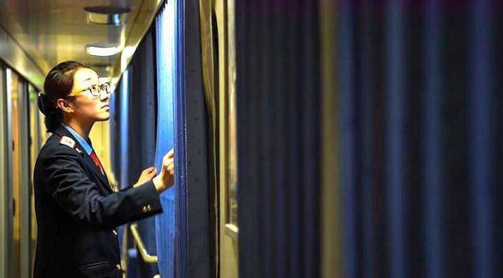 火车在夜间路过一些站时，乘务员会强行要求拉上窗帘，原因是什么