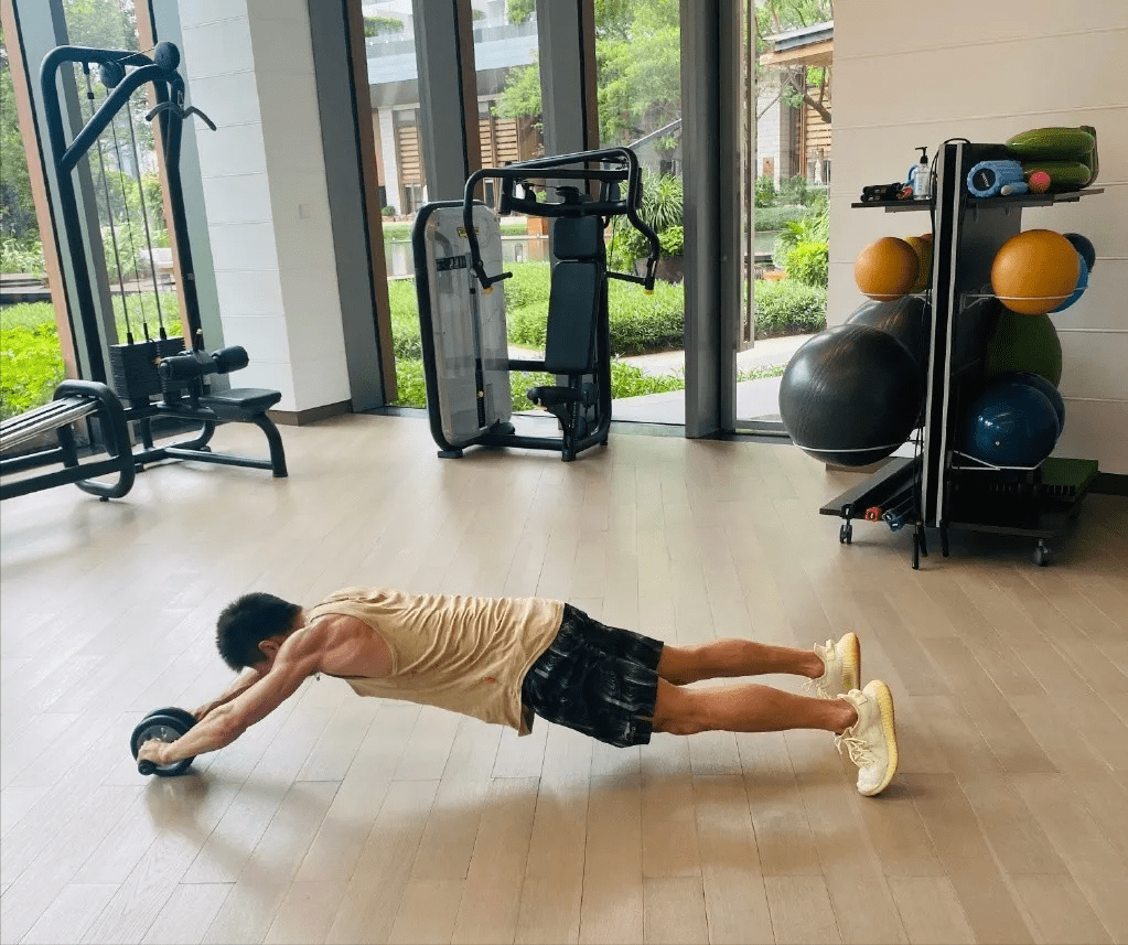 六块腹肌清晰可见杨健的身材太强悍肌肉技术样样不缺