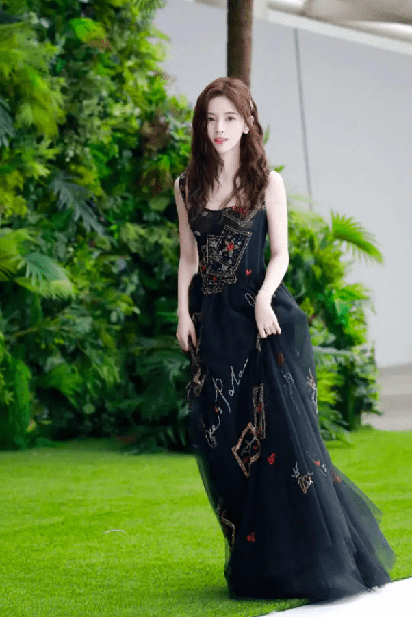 显得|鞠婧祎的“袜腿”要火了！为显腿白放大招，这身高真只有159吗