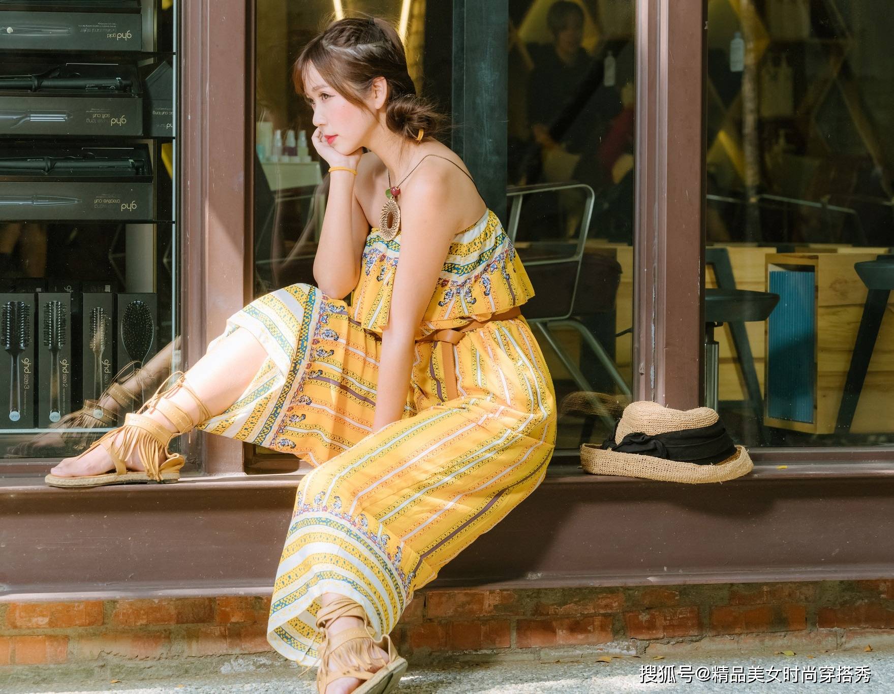 民族|一字肩连体裤,搭配一双民族风十足的凉鞋,优雅浪漫