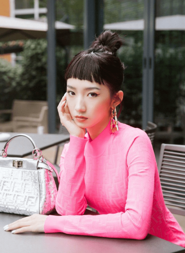 单飞|孟美岐单飞后放飞自我？“芭比裙”都敢挑战，却被肚子上赘肉抢镜