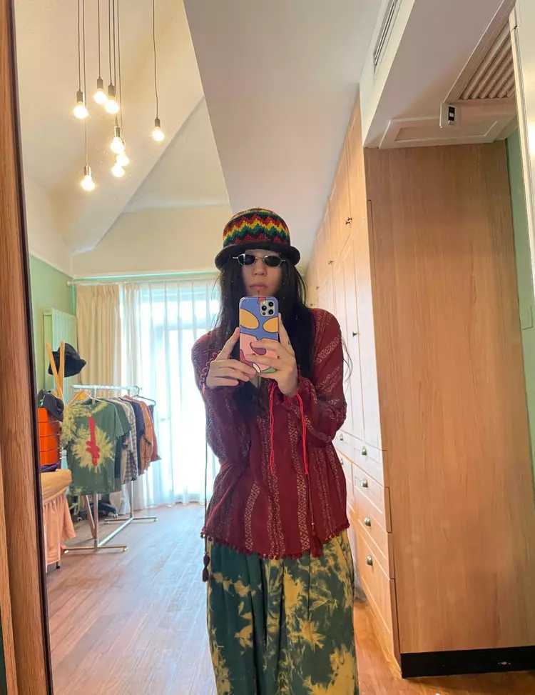 24岁窦靖童穿回女装,却被网友吐槽:完全避开了父母的优点