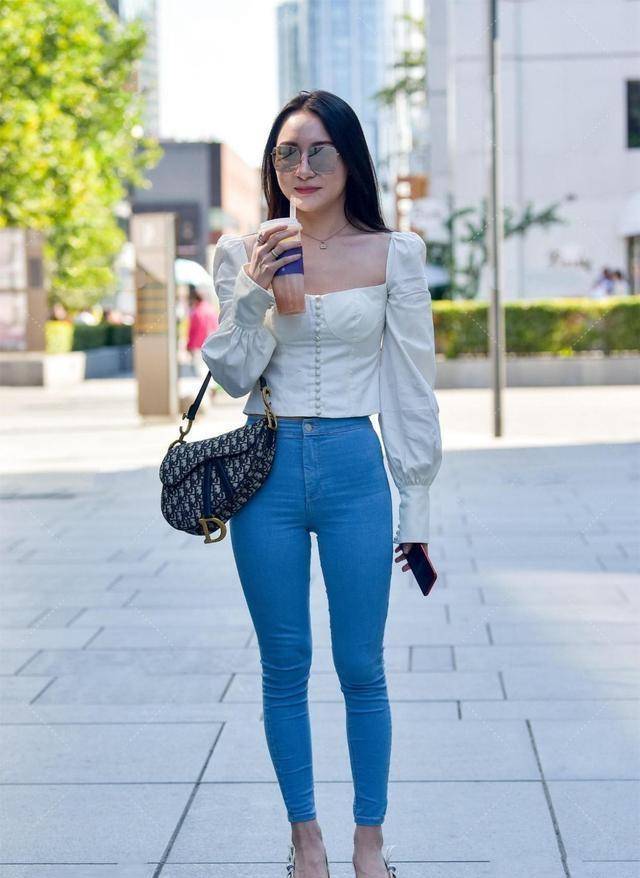 左图|身材修长的打底裤美女，秀出了俏丽大方的美，会更经典