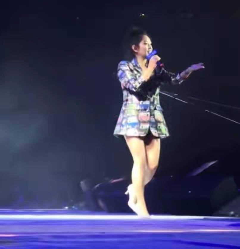 黑色|何洁吐心声！养娃压力大捞金被嘲腿粗，身高158微胖身材太难了