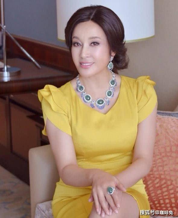 侵权|60岁的女人怎么穿，看看年过六旬的刘晓庆就知道了，时髦又范儿