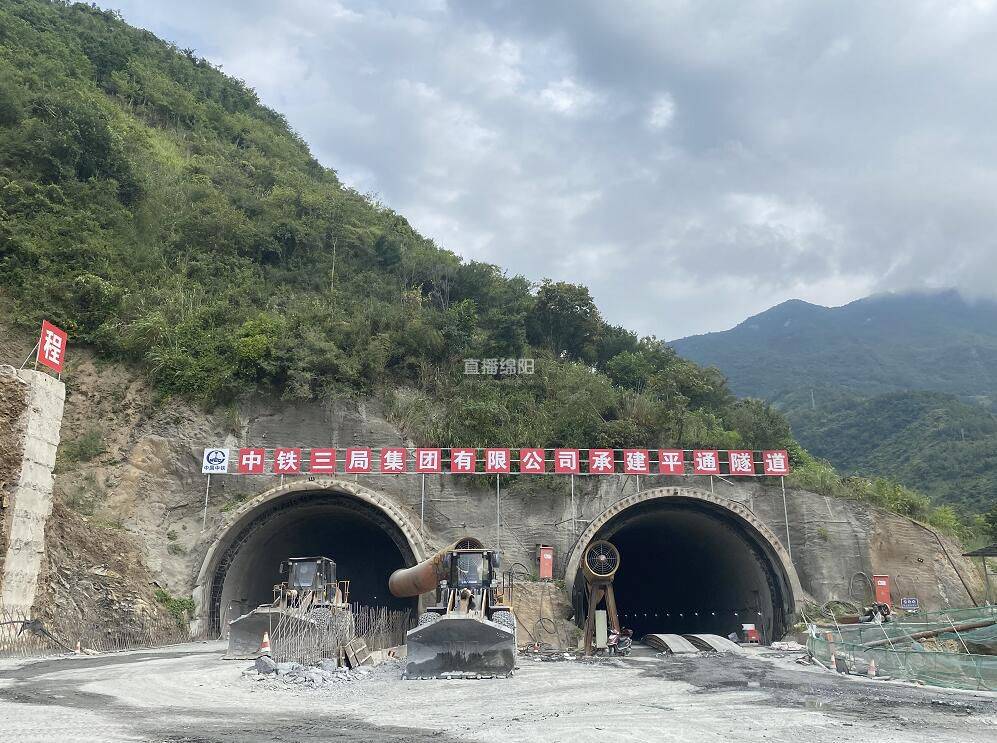 三个隧道都是双洞同时开工建设,采取24小时轮班制,计划明年8月完成