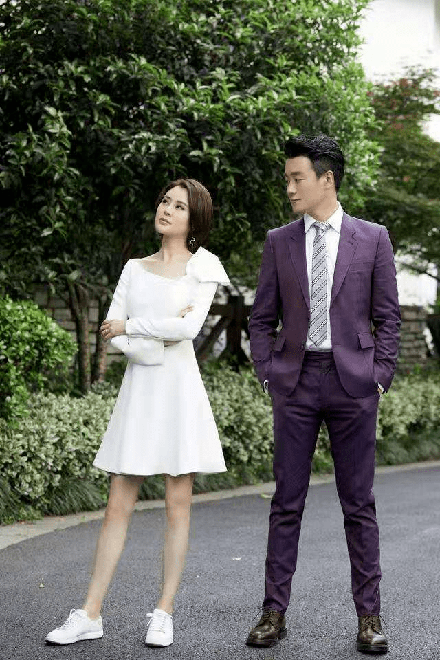 颜色|佟大为携关悦现活动，白色连衣裙配小白鞋好减龄，哪像40岁