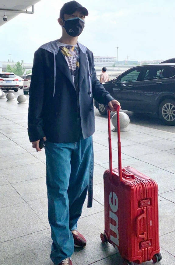 纸片人|有种“纸片人”叫黄晓明，瘦二十斤后穿棉服，腿细到撑不起直筒裤
