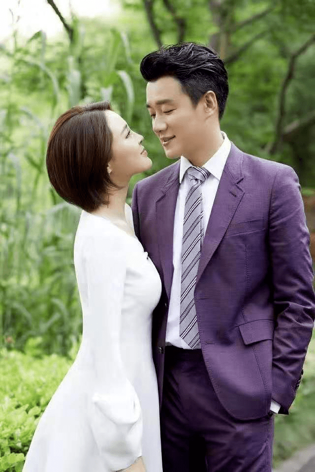 颜色|佟大为携关悦现活动，白色连衣裙配小白鞋好减龄，哪像40岁