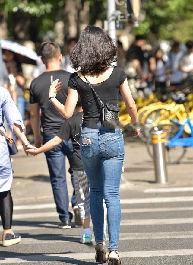 上衣|黑色低领短袖搭配深蓝打底裤，活力十足，轻松衬托出修长的美腿