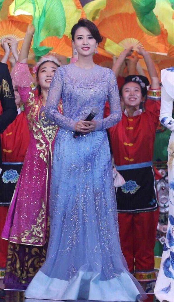 设计|张蕾仅凭“气质”美出圈,裸色衬衫连衣裙穿得体面优雅,太高级了