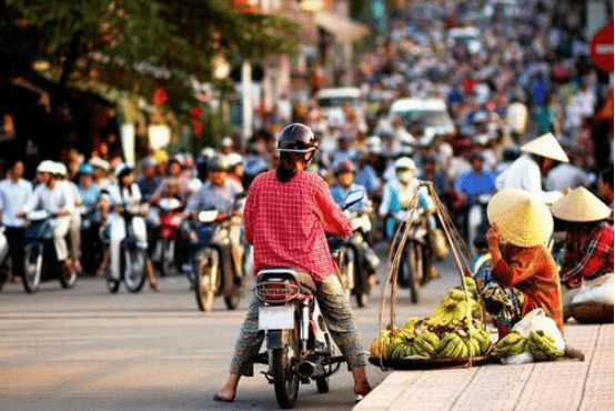 去越南旅游，看见街头摆着大捆人民币，究竟是什么意思？