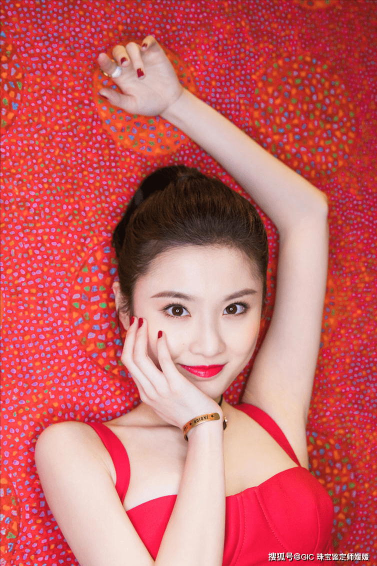 中大|掌握红色服饰的搭配技巧,轻松佩戴起首饰,让你在聚会中大放光彩