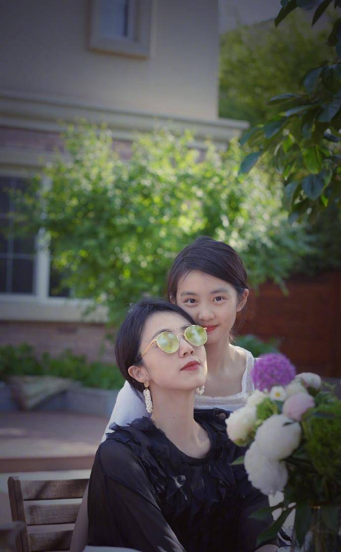 黑色|15岁黄多多发育得真好，穿小白裙和孙莉一样高，一看就是明星苗子