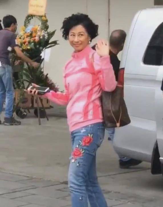 漂亮|叶倩文赶回家给林子祥过生，满脖子的皱纹，不漂亮但老的真实！