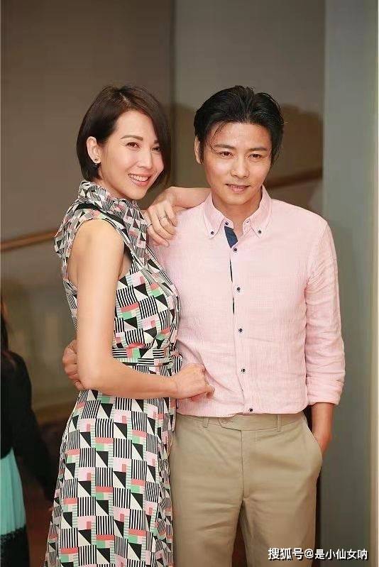 蔡少芬|蔡少芬真的比张晋还大吗？穿无袖裙气质温婉，站老公旁边小鸟依人