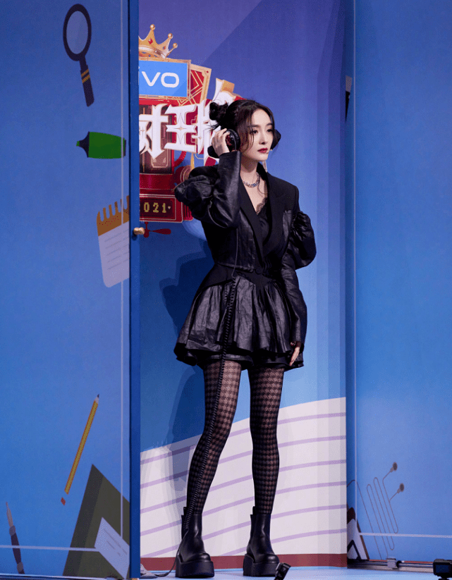 丝袜|现在不流行穿无痕裤配长袜了，看看杨幂是怎么穿的，贼时髦