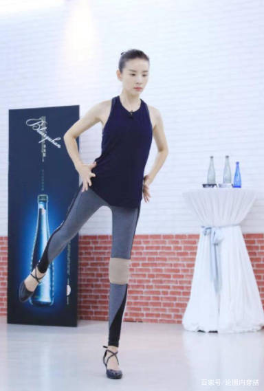 设计|董洁40岁还这么大胆,穿短裙秀身材曲线,不过依然少女感满满