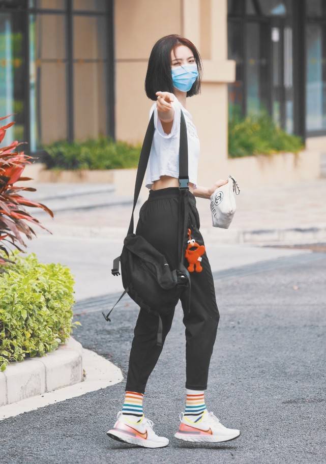 黑色|绑马尾辫的许佳琪真可爱,穿休闲装随性简单,“彩虹袜”亮了!