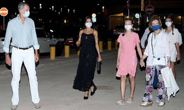 设计|西班牙王后的回眸镜头超惊艳！穿吊带裙秀强悍肌肉，大小公主变美