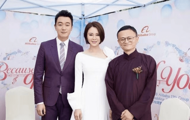 颜色|佟大为携关悦现活动，白色连衣裙配小白鞋好减龄，哪像40岁