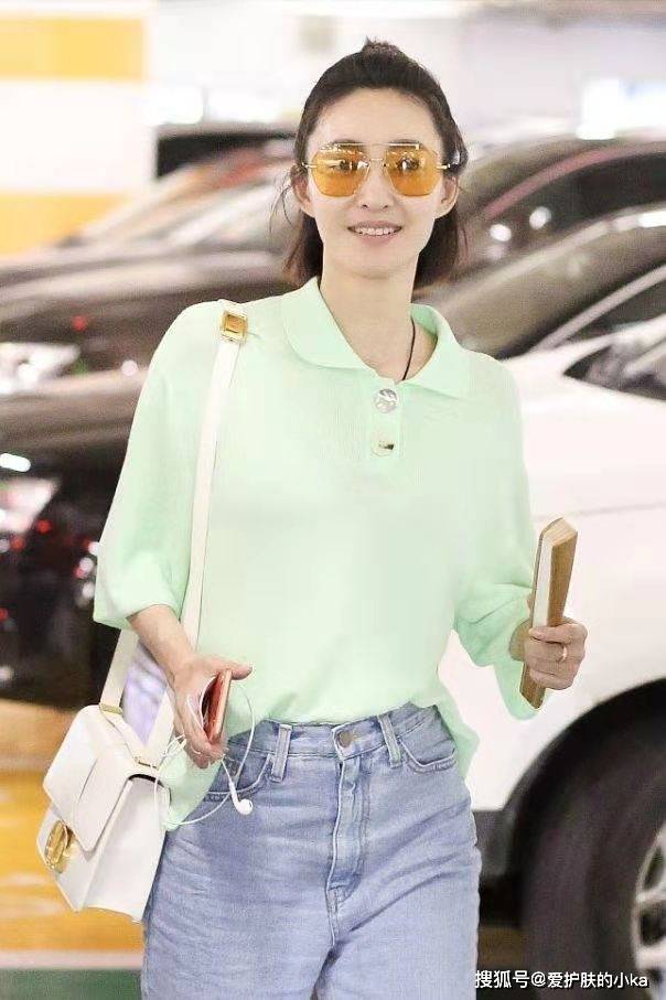 饱和度|36岁王丽坤不愧是素颜杀手，老爹衫配牛仔裤好清爽，不化妆照样美