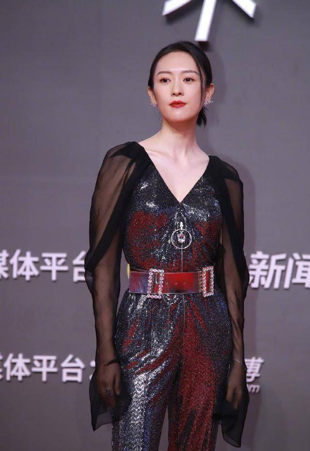 系列|三十而已三女主红毯造型太减分了，全靠颜值在撑，毛晓彤白到发光
