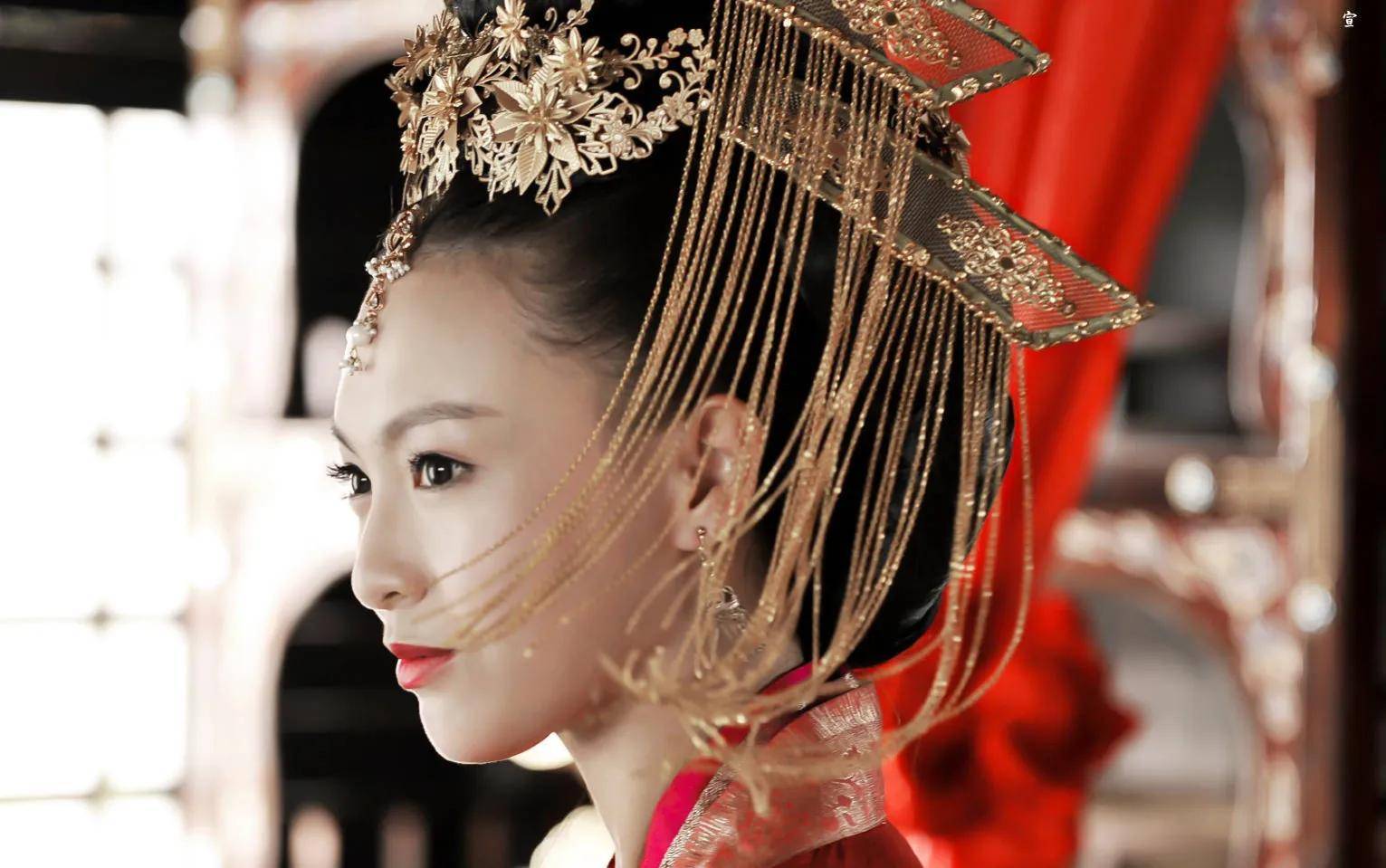 蒋勤勤|16位古装美人掀开红盖头，谁惊为天人，谁让你想反手盖回去？