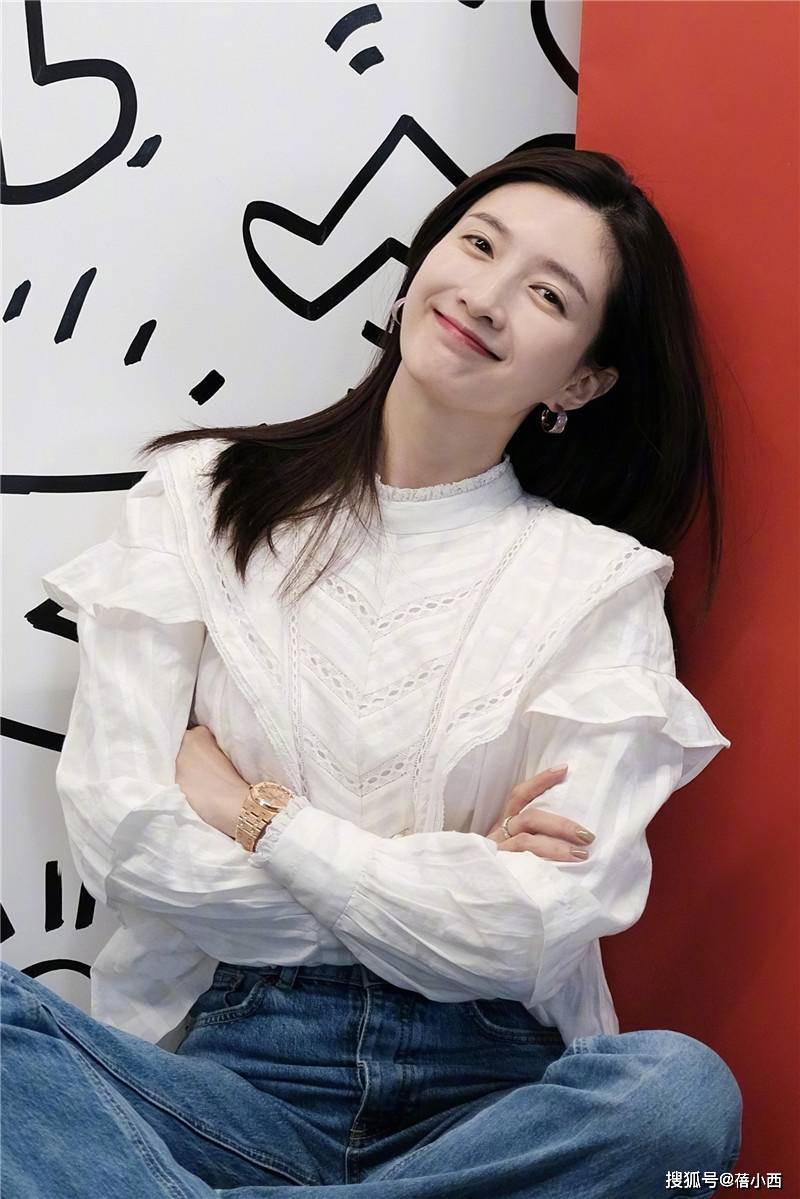 江疏影|“江疏影”的初秋搭配真时髦，穿墨绿色皮衣，显瘦不说气质更高级