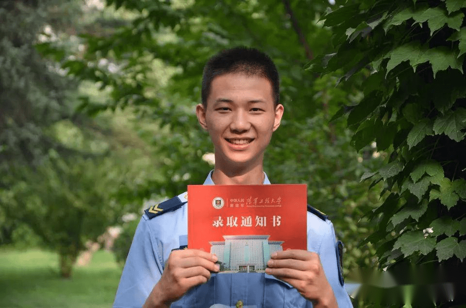 不愧是亲生的,刚接到录取通知书,父亲一句话把孩子"打回原形"_大学