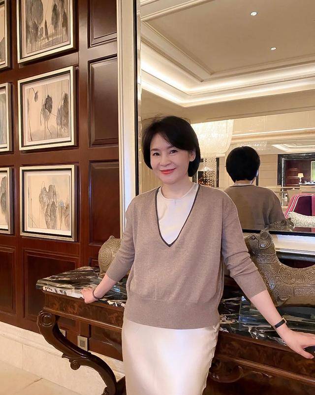 魅力|50岁妈妈辈的优雅穿搭，成熟知性更有女人味，温柔减龄不失时尚