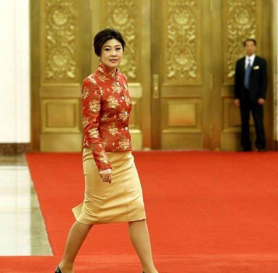 曲线|英拉晒健身照，53岁穿一身黑秀出优美曲线，气质状态令人羡慕