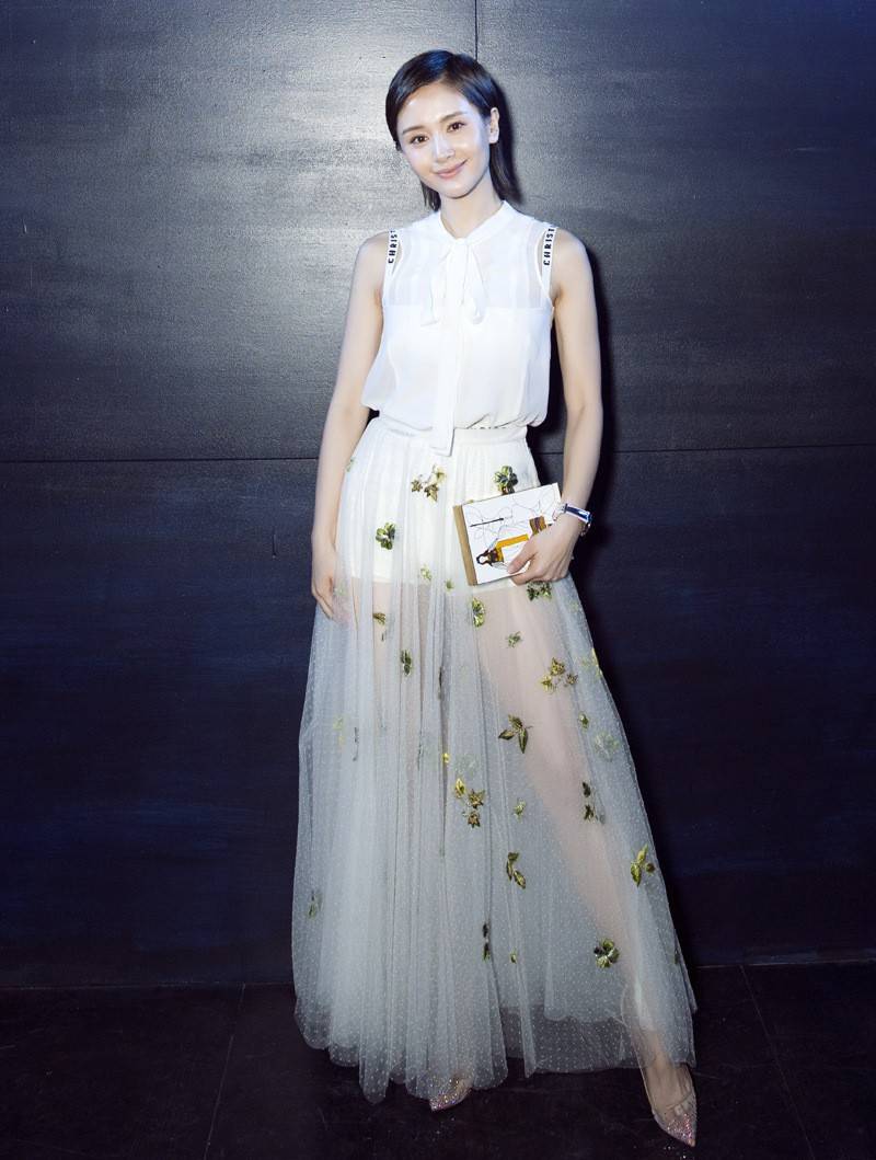 显得|王子文恋爱后气质大变，穿男友风T恤配网纱裙，温柔与妩媚并存