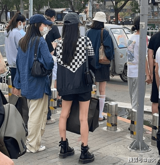 外套|杨幂逛街被偶遇，身材凹凸有致美腿纤细，手提满满两购物袋好阔气