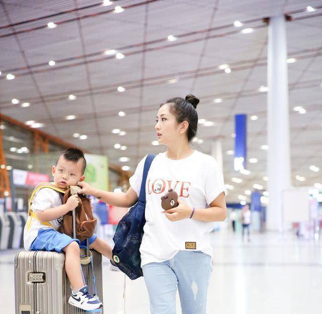 何洁|何洁瘦身后美出新高度，穿T恤牛仔裤走机场，甜美娇嫩哪像三娃妈