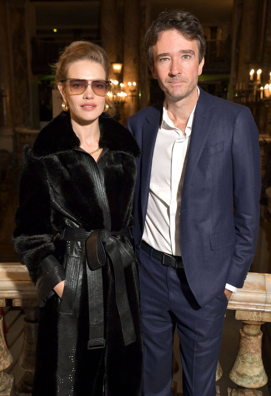 原创lv太子妃携夫高甜看秀,生5娃穿皮草还能凹蚂蚁腰,太子爷成跟班