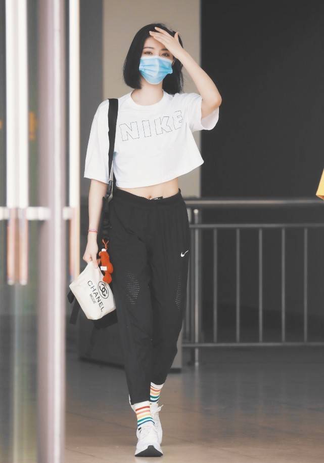 黑色|绑马尾辫的许佳琪真可爱,穿休闲装随性简单,“彩虹袜”亮了!