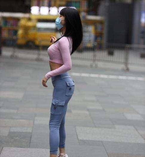 左图|身材修长的打底裤美女，秀出了俏丽大方的美，会更经典