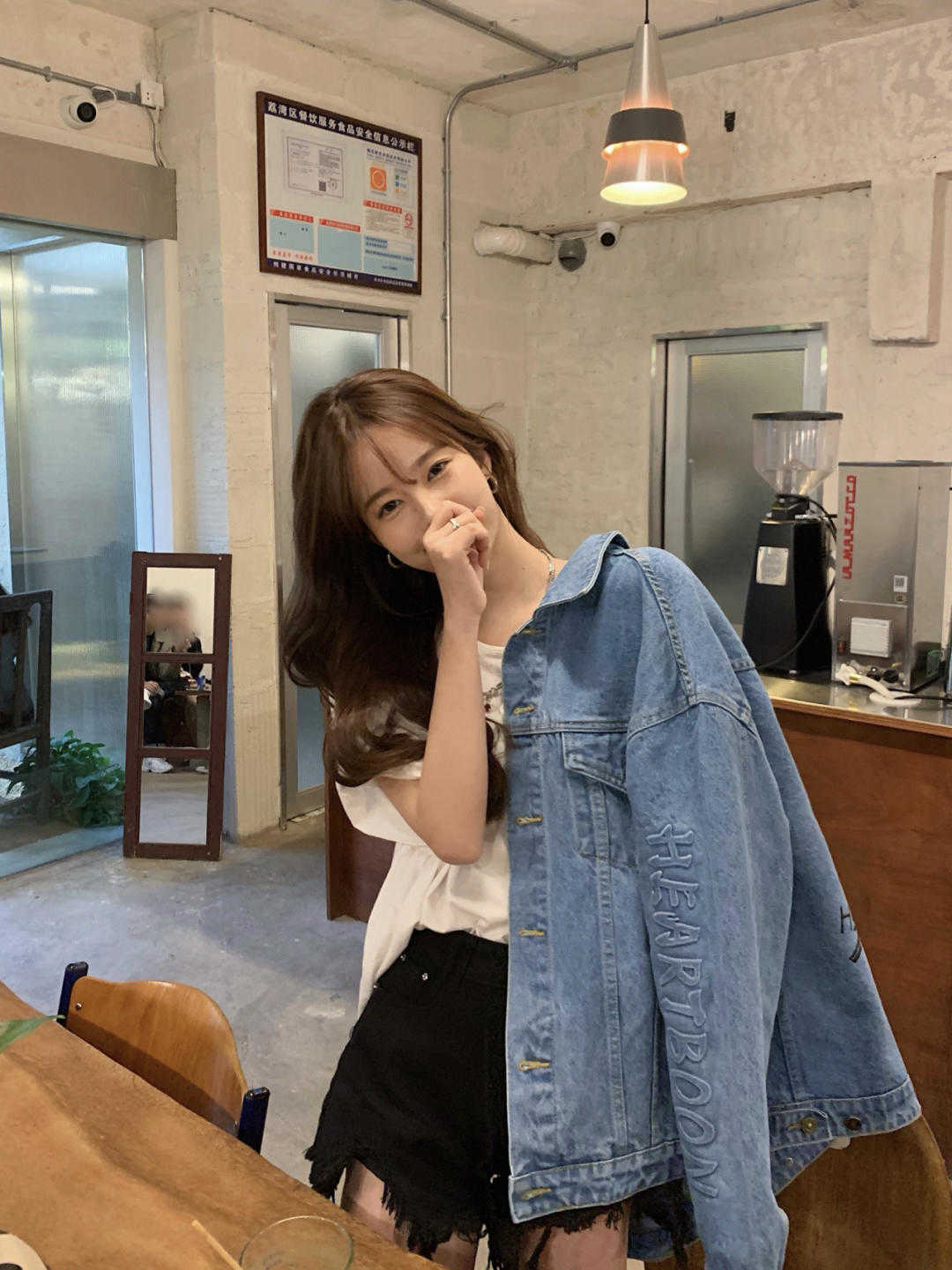 显得|比西服减龄，比风衣大气，原来初秋的牛仔衣能这么时髦洋气