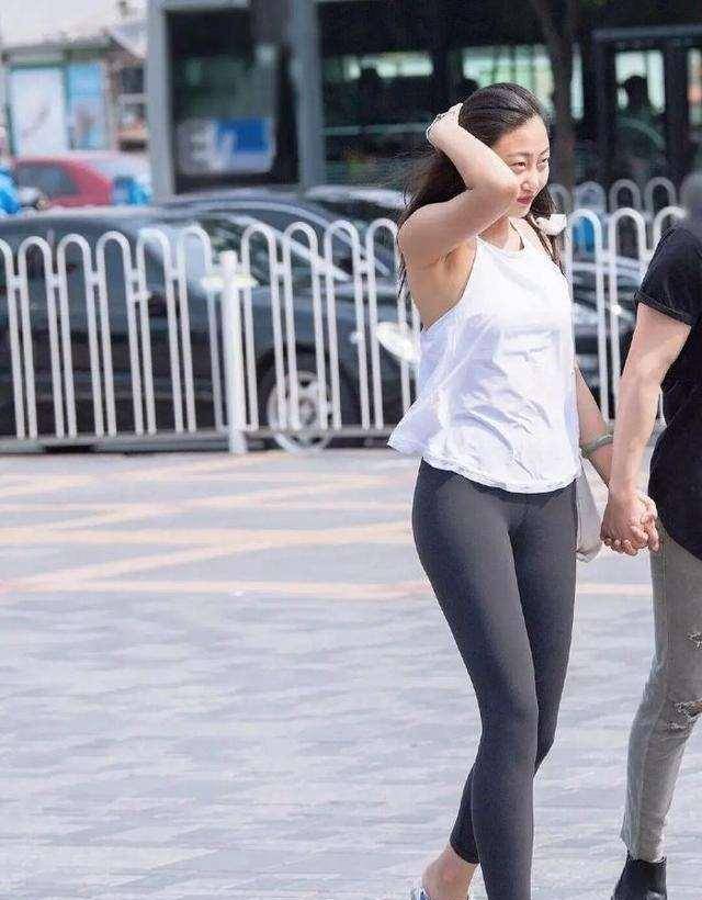 下装|黑色短袖加灰色修身打底裤，配色超级显瘦，小个子也能穿出大长腿