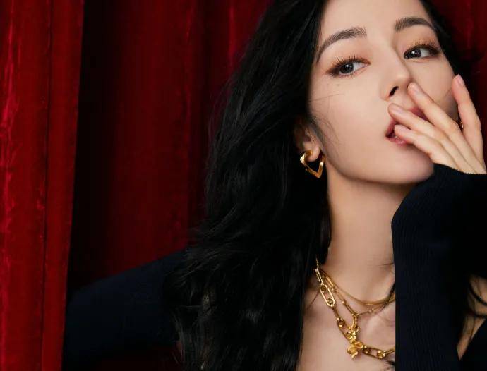 当红|迪丽热巴穿黑色开叉流苏裙超美！雪肤玉貌太性感妩媚