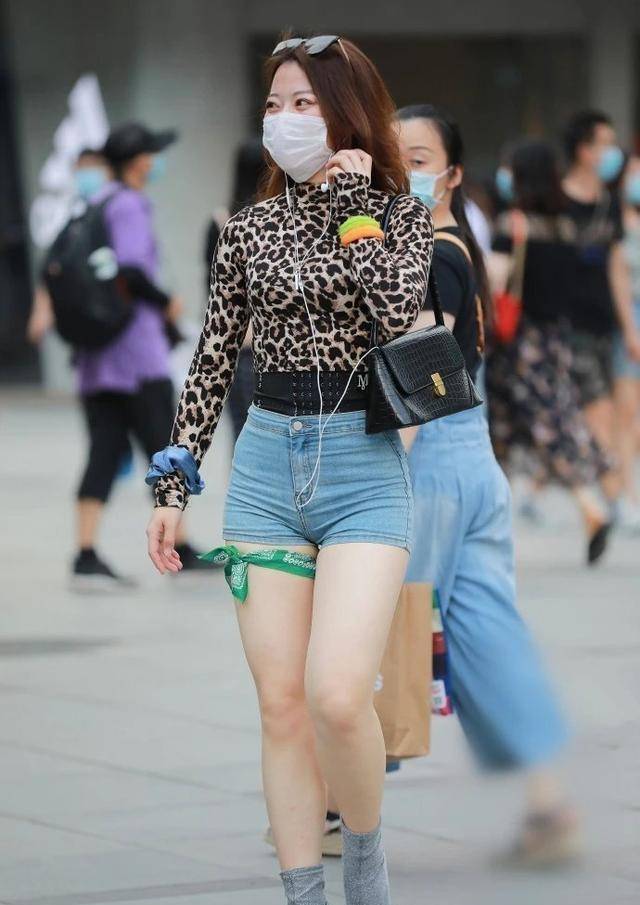 档次|高挑多姿的打底裤美女，修身的版型凸显身材，大方优雅