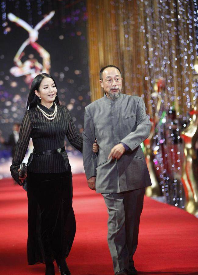吕丽萍|吕丽萍虽然胯有点宽，但很适合穿旗袍，曲线身姿挺耐看的