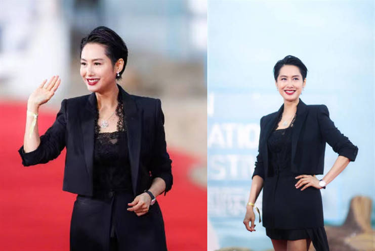 显得|71年的朱茵都快50岁了,但感觉不会老似的,穿黑西装都挺有活力