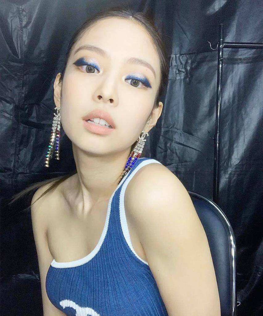 蓝色|2021下半年流行色来啦！黄皮妹子这样穿，特显白！