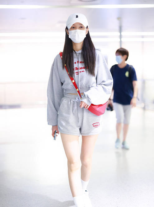 服装|沈梦辰越来越会穿了，休闲装“少女气息”十足，可盐可甜惹人爱