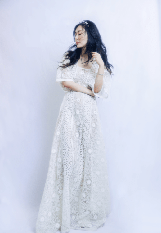 田朴珺不愧是“商圈女神”，一袭白色连衣裙高挑时髦，优雅温柔
