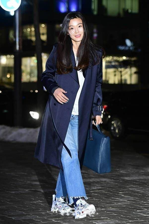 设计|全智贤 蓝大衣搭阔腿裤运动鞋更范,虽然三十岁依然惊艳