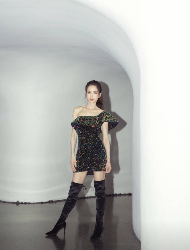 曲线|李若彤真有53岁？穿抹胸开衩裙秀S曲线，女神果然抗老